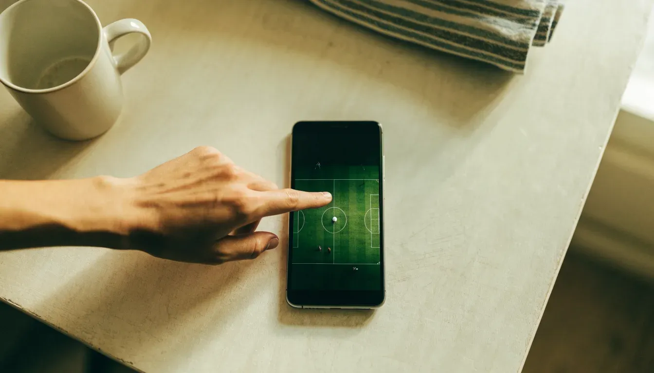 Un documento di identità appoggiato accanto a uno smartphone con un timer sullo schermo, su un tavolo da cucina